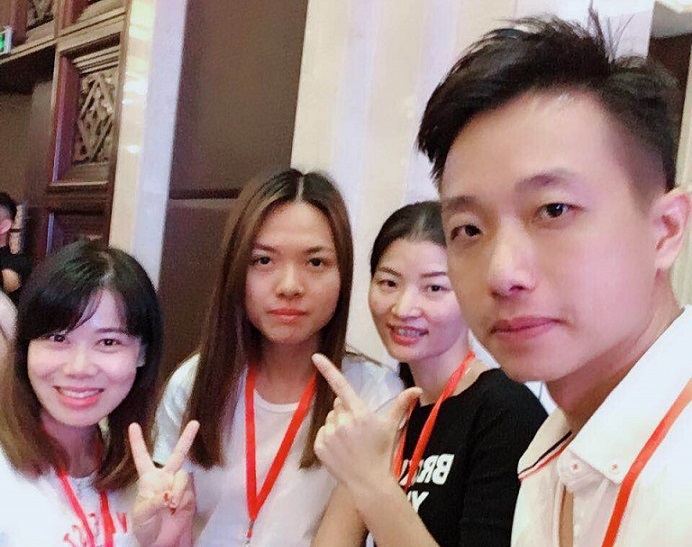 青春洋溢的亿路洁人